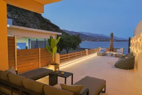 Luxury Beachfront Apartment with Panoramic View - Image 3