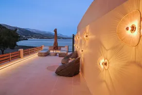 Luxury Beachfront Apartment with Panoramic View - Image 5