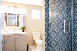 Private 1BR | Sleeps 2 | Workspace + WiFi - Image 5
