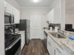 Spacious 1BR in Dallas | Queen Bed & Fast Internet - Image 4