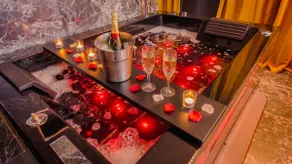 L'Écrin d'Or • Hot tub & Private Movie Theater - Image 4