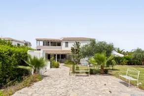 Private Garden Home Near the Beach - Image 2