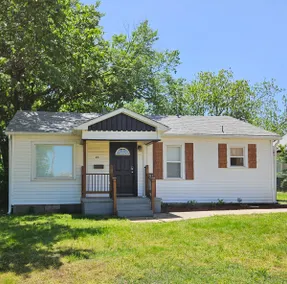 Cute 2-bedroom Farmhouse Style House in Shawnee! - Image 4