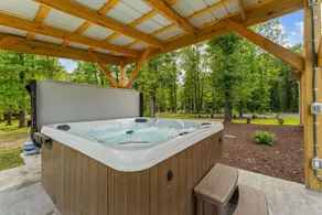 Log Cabin w Hot Tub&Free Tickets_Near ThunderRidge - Image 3