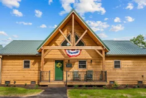 Log Cabin w Hot Tub&Free Tickets_Near ThunderRidge - Image 4