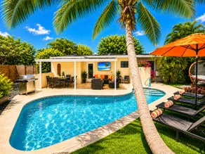 Private Oasis Near Beach - Pool, Lounge, Bikes - Image 2