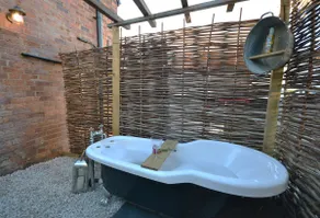 Cosy Cottage with Outdoor Bath in Northants - Image 5