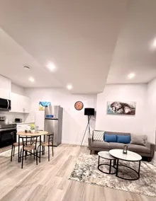Stylish Private Suite, Free Parking and Wi-Fi - Image 4