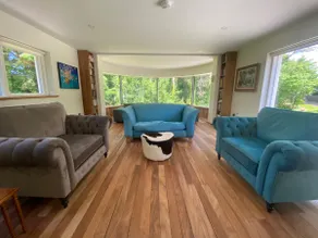 Stunning 4 bed home for 9, mature gardens & river - Image 4