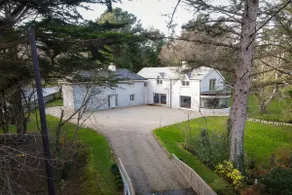 Stunning 4 bed home for 9, mature gardens & river - Image 2