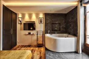 James Bond 007 Suite - Spa & Air Conditioning - Image 3