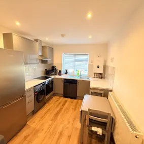 Luxury London Retreat, Sleeps 3, Free Parking - Image 4
