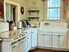 Historic Home w Hot Tub, walk to town, EV Charger - Image 4