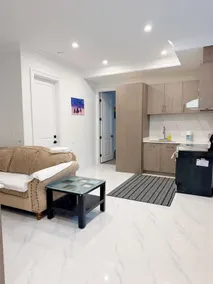 Bright 2BR Garden Suite in North Vancouver - Image 5