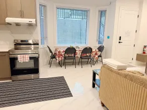 Bright 2BR Garden Suite in North Vancouver - Image 3