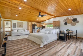 The Giraffe Suite at Barkheimer Barns - Image 2