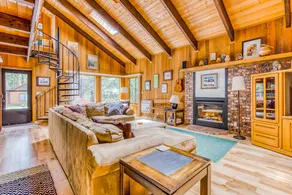 Spacious Mt Hood lodge with shared pool private backyard and private hot tub - Image 2