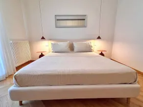 Designer Apt • King Bed • Parking • Florence 20’ - Image 2
