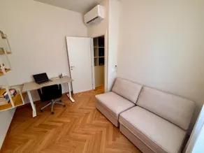 Designer Apt • King Bed • Parking • Florence 20’ - Image 3