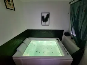 *Hot tub / Netflix / Cocooning* - Image 3