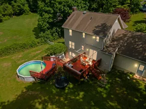 Family Home with Pool & Game Garage - Image 2