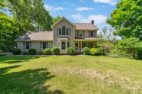Family Home with Pool & Game Garage - Image 3