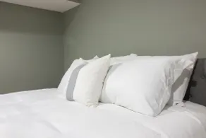 Private 2-bedroom unit mins from Airport & NYC - Image 3