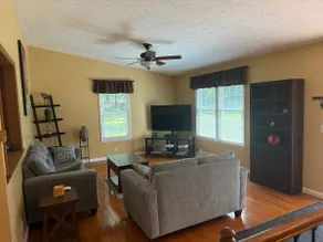 Cozy Home for Retreats and Reunions - Image 3