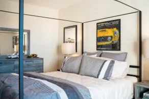 Car lover’s dream apt w/garage & lift 1/1 sleeps 4 - Image 4