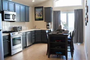 Car lover’s dream apt w/garage & lift 1/1 sleeps 4 - Image 3