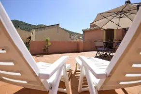 Vacation home with terrace - Image 2