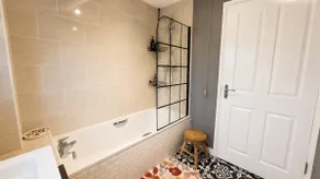 Spacious 5 Bedroom Home Hosted By MCR Dens - Image 4