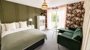 Spacious 5 Bedroom Home Hosted By MCR Dens - Image 2