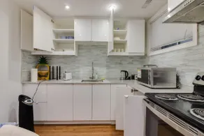 Basement unit near Toronto downtown - Image 4
