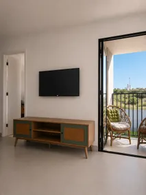 2-bedroom apartment, en-suite bathroom, and swimming pool · 5 min from hospitals - Image 2