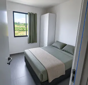 2-bedroom apartment, en-suite bathroom, and swimming pool · 5 min from hospitals - Image 5