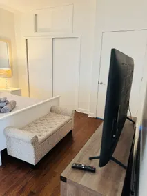 Modern 2BR in Lincoln Park| 1 Parking | Sleeps 6 - Image 4