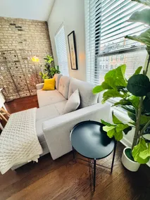 Modern 2BR in Lincoln Park| 1 Parking | Sleeps 6 - Image 2