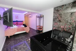 Love Room & Private Spa • XXL Jacuzzi • A/C - Image 4