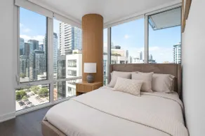 Luxury 3BR 2BA with 2 King Beds Sleeps 8 on Yonge - Image 4