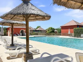 Bright apartment, pool & parking - Image 3