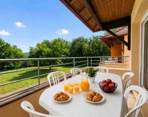 Bright apartment, pool & parking - Image 2