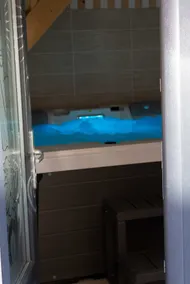 Romantic getaway • Private hot tub & sauna - Image 2