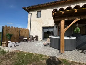 Round 6-person hot tub in large house - Image 5