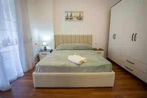 Cozy Apartment Near Airport & Center - Image 2