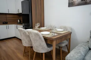 Cozy Apartment Near Airport & Center - Image 4