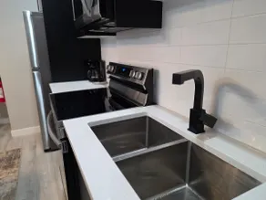 Stylish Luxury Apartment Near CFB Edmonton - Image 4