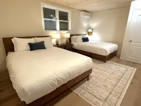 100 year old log house with 5 gorgeous bedrooms - Image 5
