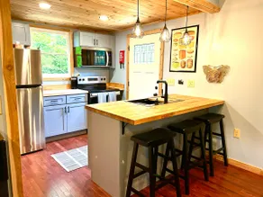 Cabin Retreat in the Woods - Image 2