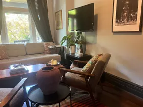 Charming Victorian Suite • Walk to BMO Field - Image 3